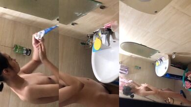 放暑假回老家爬气窗偷拍白白嫩嫩的表妹洗澡