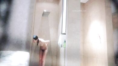 澡堂子内部员工偷窥两位B毛浓郁皮肤白皙的年轻少妇蒸桑拿洗澡澡